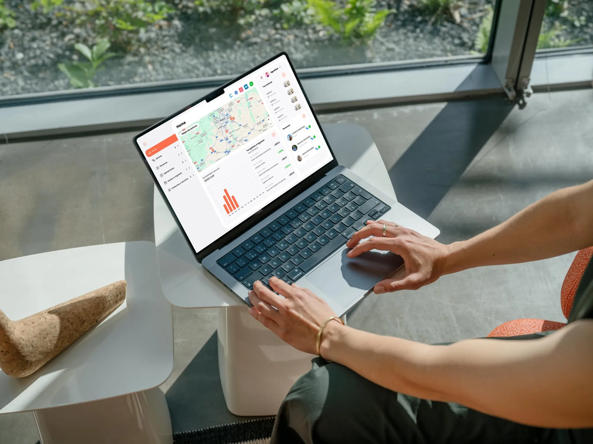 Persona trabajando con MantenApp en un MacBook Pro