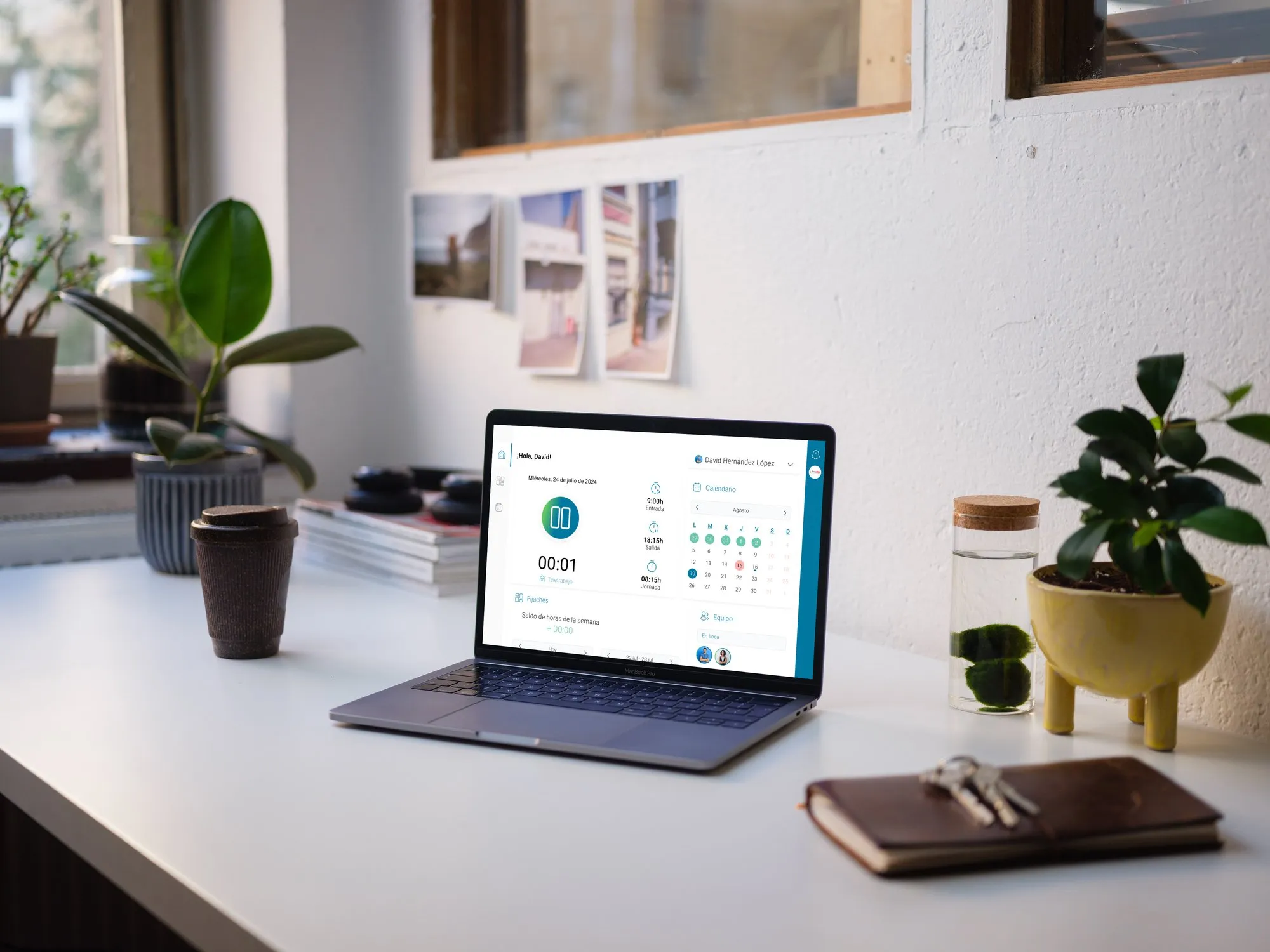 MacBook Pro sobre una mesa blanca mostrando la app de fichaje NiviN