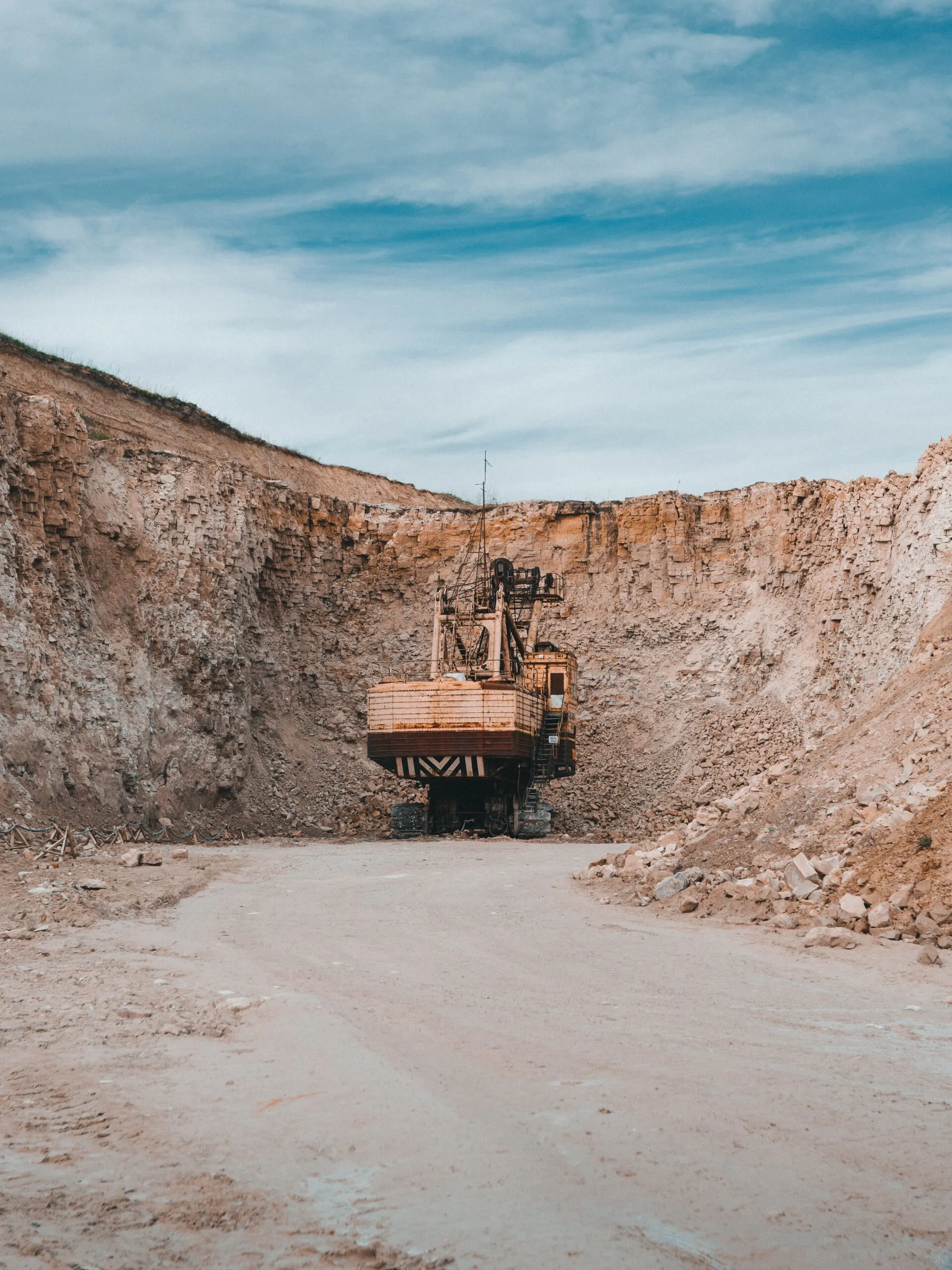 Excavadora trabajando en una cantera bajo un cielo azul